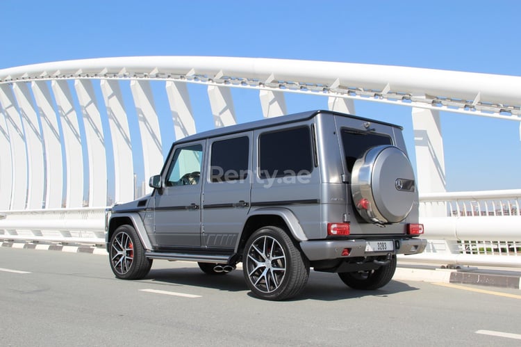 Gris Mercedes G63 en alquiler en Abu-Dhabi 0