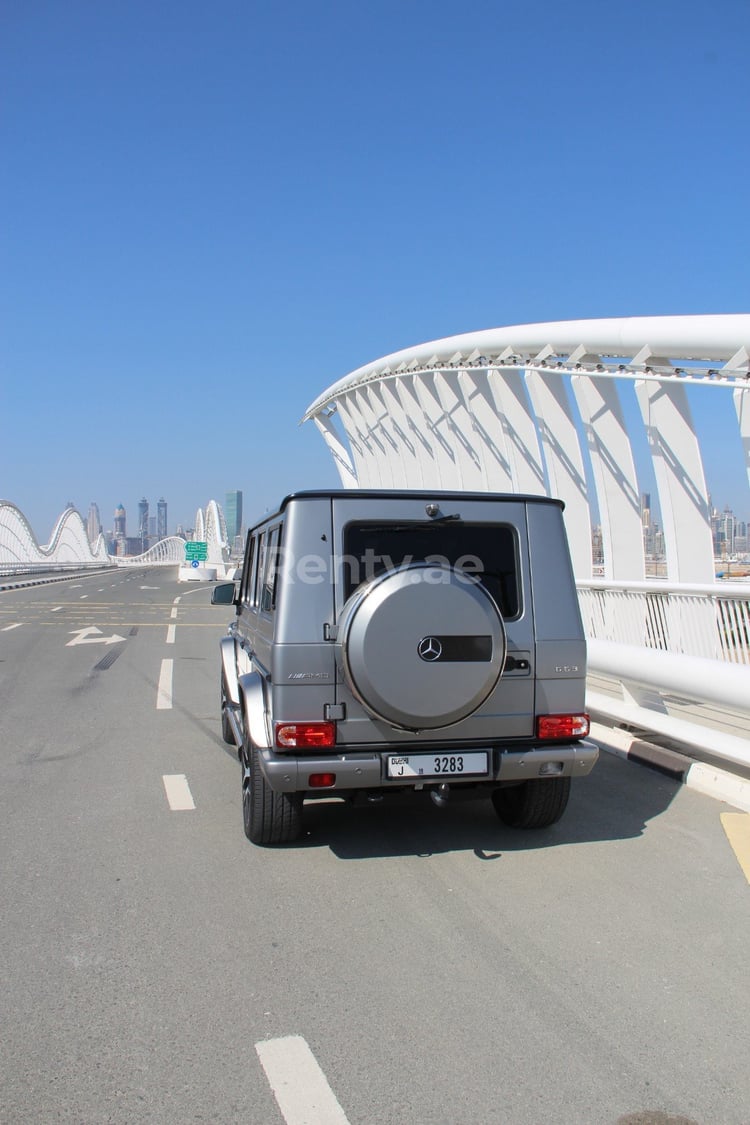 Grigio Mercedes G63 in affitto a Dubai 1