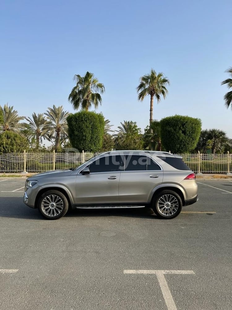 Grau Mercedes GLE zur Miete in Abu-Dhabi 2