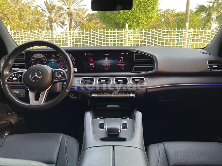 اللون الرمادي Mercedes GLE للإيجار في دبي 3