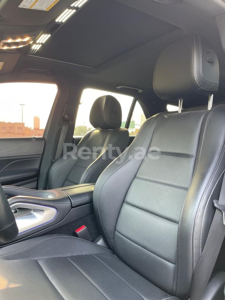 Grise Mercedes GLE en location à Sharjah 5