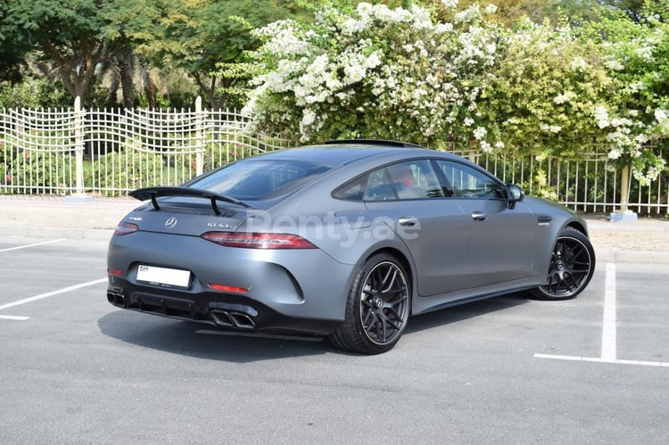 Gris Mercedes GT 63 AMG en alquiler en Abu-Dhabi 1