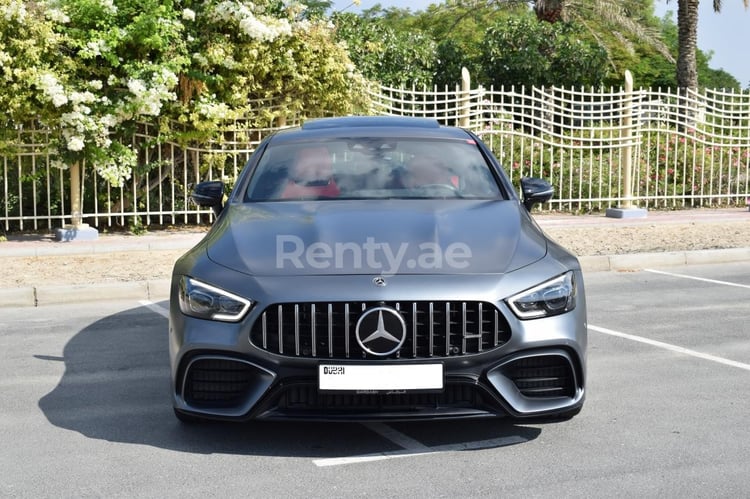 اللون الرمادي Mercedes GT 63 AMG للإيجار في دبي 2