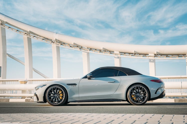 Gris Mercedes SL63 AMG en alquiler en Sharjah 0