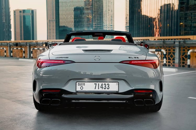 اللون الرمادي Mercedes SL63 AMG للإيجار في الشارقة 2