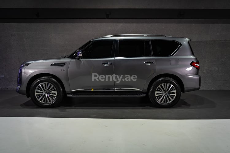 Grigio Nissan Patrol Platinum V8 in affitto a Abu-Dhabi 0