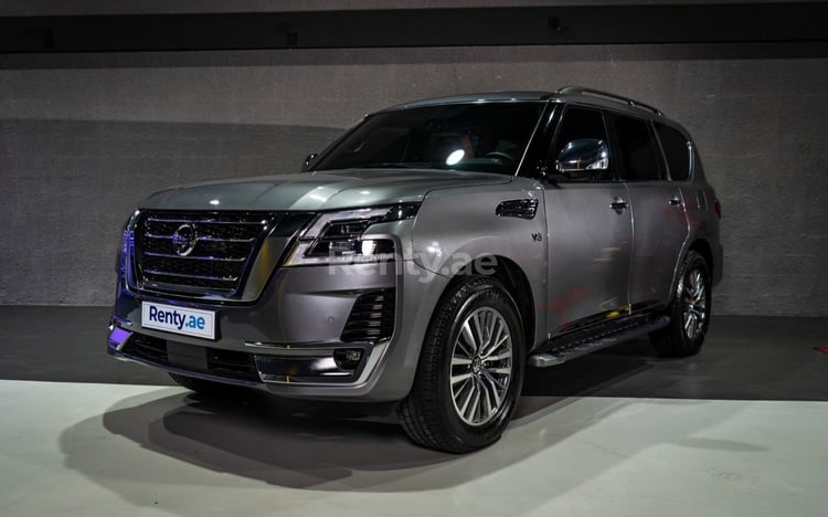 اللون الرمادي Nissan Patrol Platinum V8 للإيجار في دبي