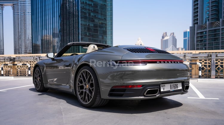 اللون الرمادي Porsche 911 Carrera Cabrio للإيجار في الشارقة 2