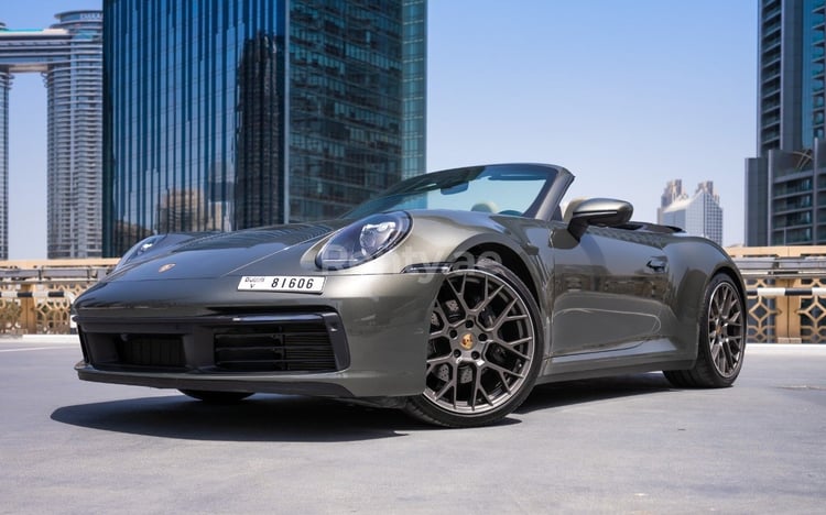 اللون الرمادي Porsche 911 Carrera Cabrio للإيجار في الشارقة