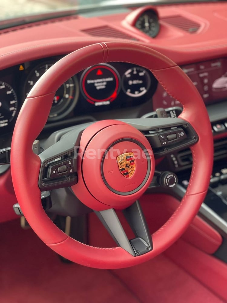 Серый Porsche 911 Carrera 4s cabrio в аренду в Дубай 4