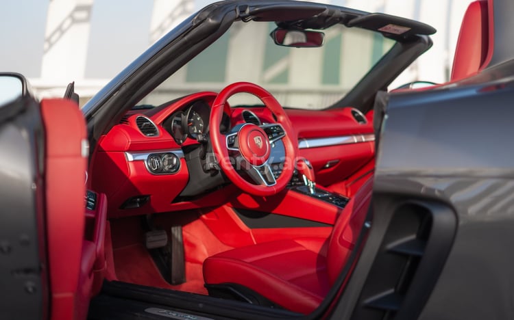 Gris Porsche Boxster en alquiler en Abu-Dhabi 4