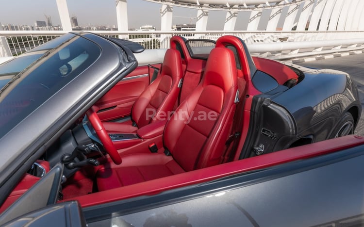 Grau Porsche Boxster zur Miete in Sharjah 5