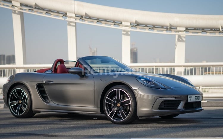 اللون الرمادي Porsche Boxster للإيجار في دبي