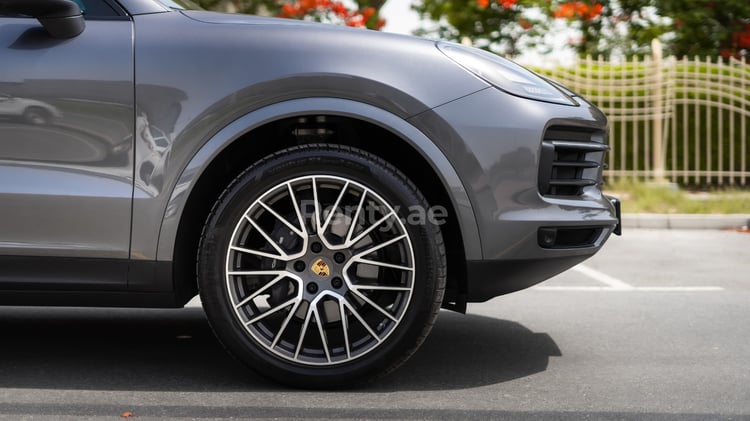 Grau Porsche Cayenne coupe zur Miete in Abu-Dhabi 6