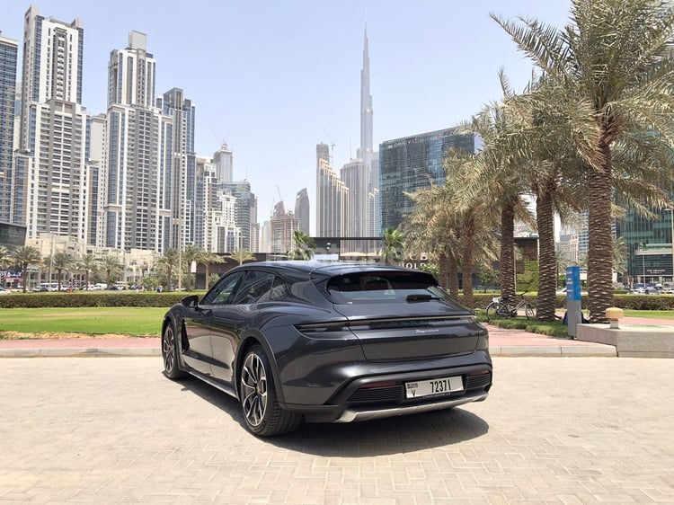 اللون الرمادي Porsche Taycan للإيجار في أبو ظبي 3