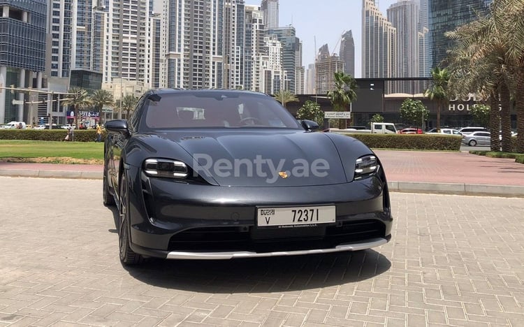 Gris Porsche Taycan en alquiler en Sharjah