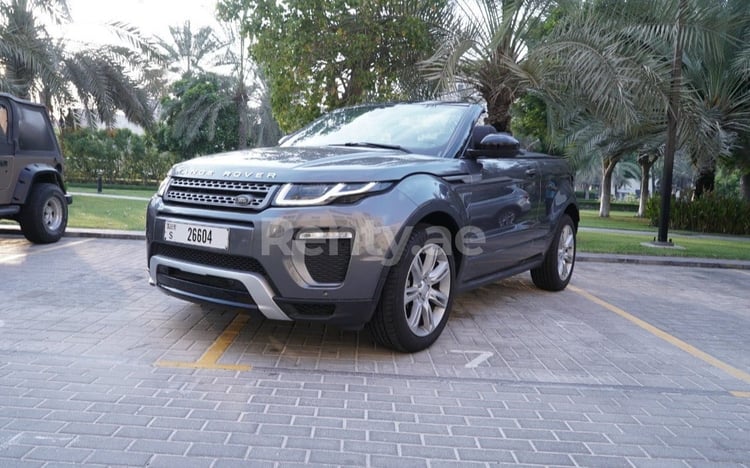 在迪拜租赁灰色 Range Rover Evoque