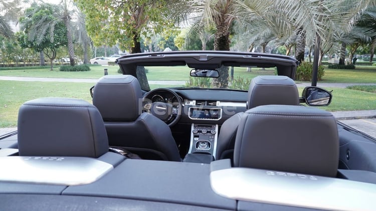 Grau Range Rover Evoque zur Miete in Dubai 2