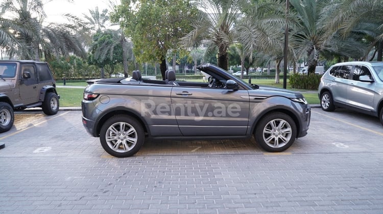 Grigio Range Rover Evoque in affitto a Dubai 3