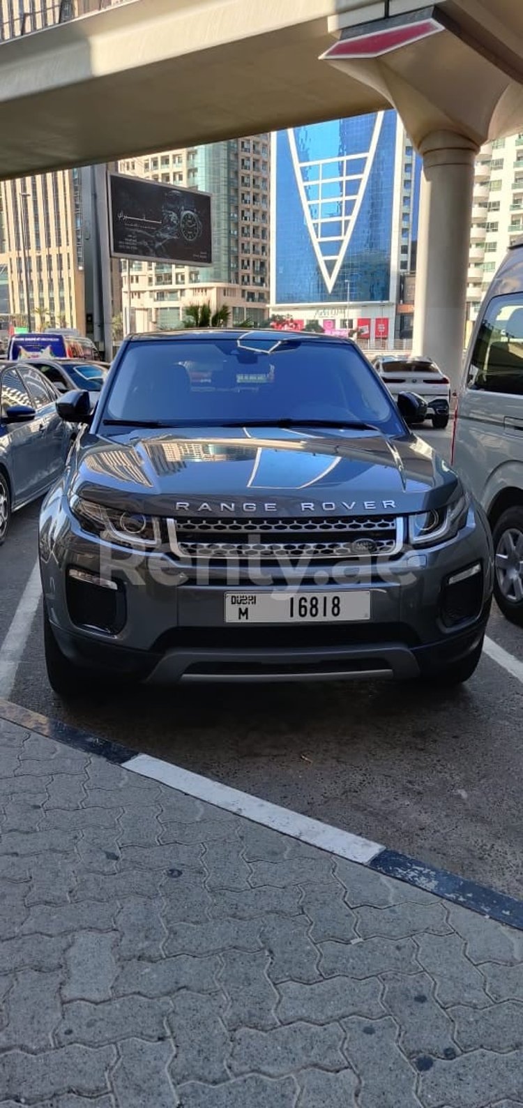 Grigio Range Rover Evoque in affitto a Dubai 5