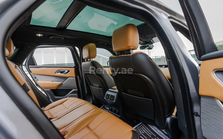 Grau Range Rover Velar zur Miete in Abu-Dhabi 6