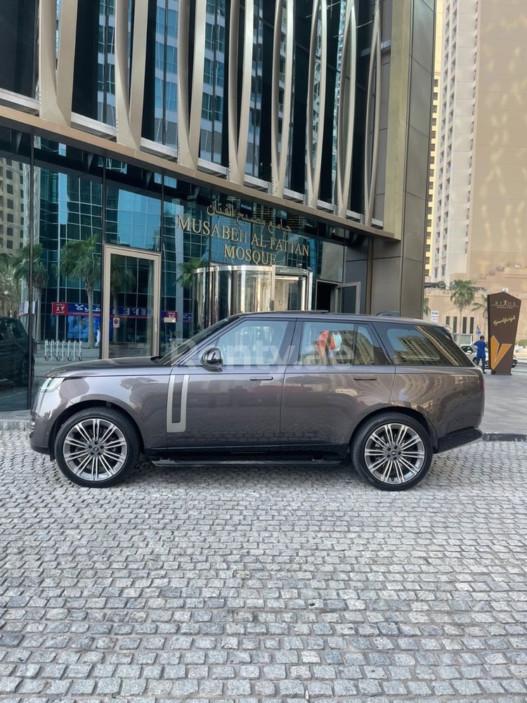 Grigio Range Rover Vogue in affitto a Abu-Dhabi 1