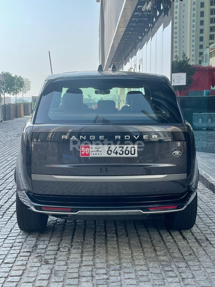 Grau Range Rover Vogue zur Miete in Abu-Dhabi 2