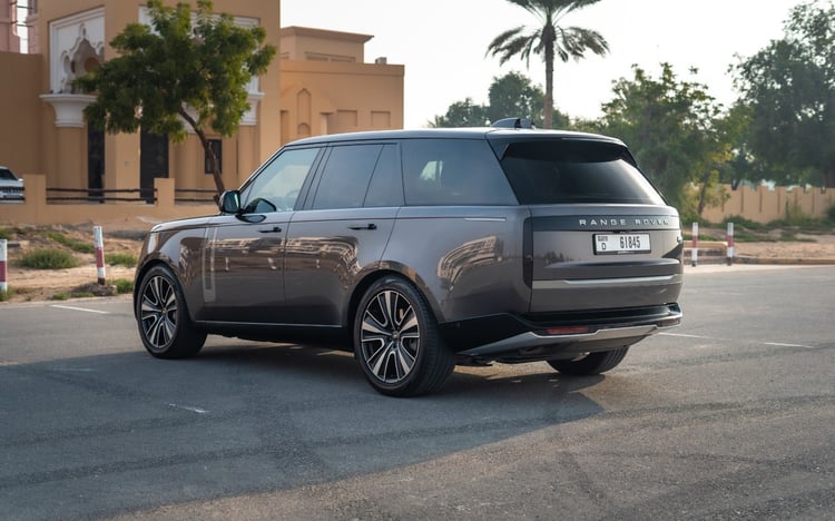 Grau Range Rover Vogue HSE zur Miete in Abu-Dhabi 2