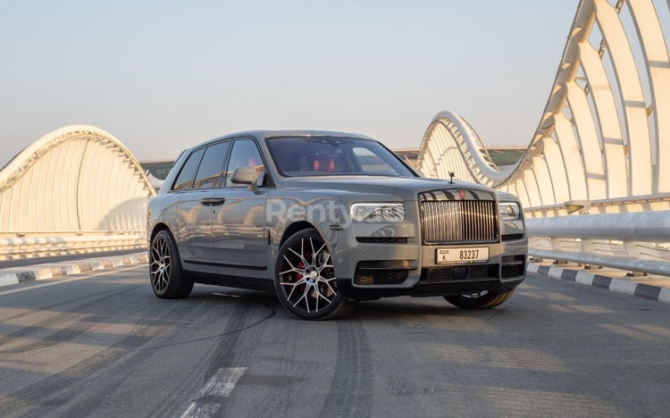 Grau Rolls Royce Cullinan Black Badge Mansory zur Miete in Dubai