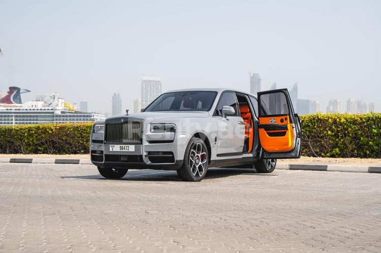 Gris Rolls Royce Cullinan en alquiler en Dubai 2