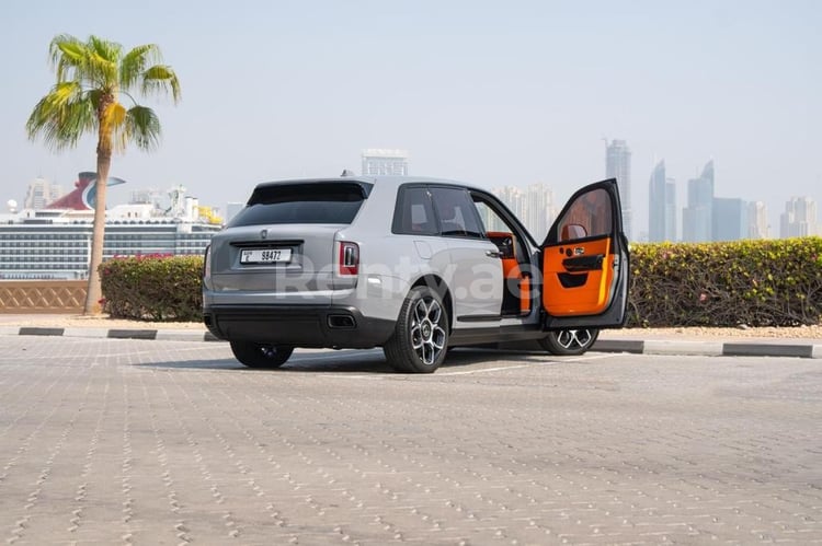 Gris Rolls Royce Cullinan en alquiler en Dubai 3