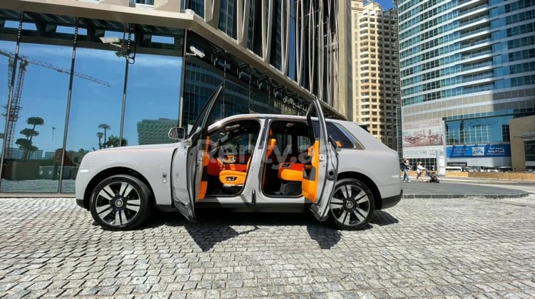 Grigio Rolls Royce Cullinan in affitto a Abu-Dhabi 1