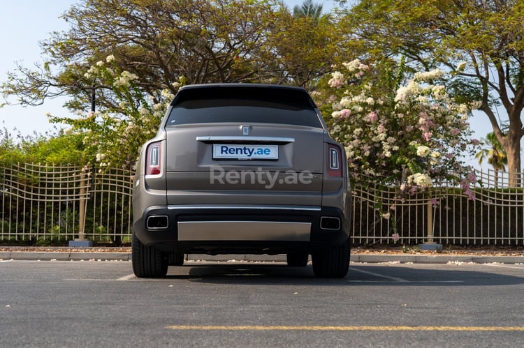 Grau Rolls Royce Cullinan zur Miete in Dubai 2