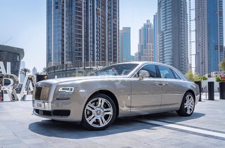 اللون الرمادي Rolls Royce Ghost للإيجار في أبو ظبي 0