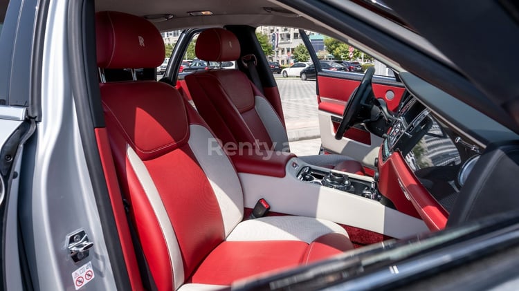 فضة Rolls Royce Ghost للإيجار في أبو ظبي 4