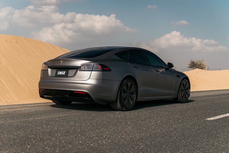 Grigio Tesla Model S Long Range in affitto a Abu-Dhabi 1