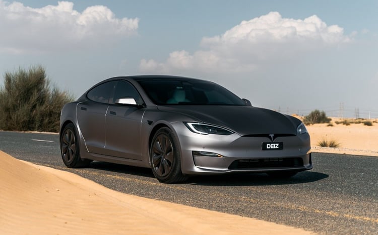 اللون الرمادي Tesla Model S Long Range للإيجار في الشارقة