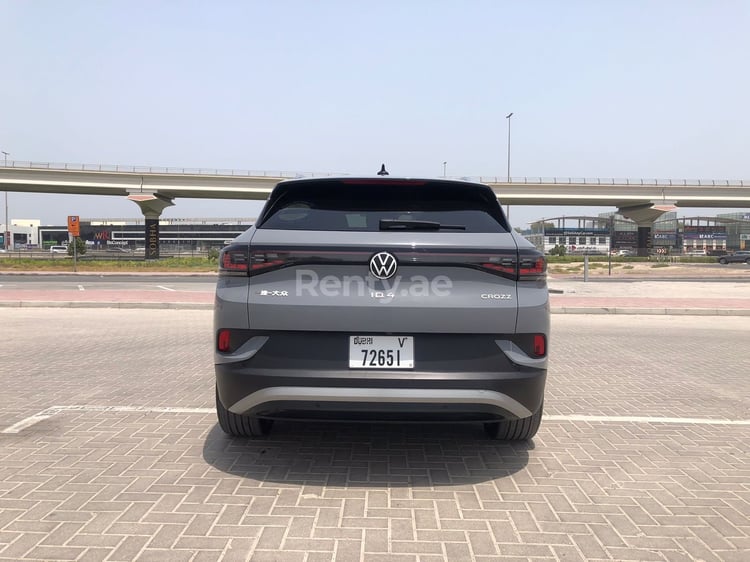 اللون الرمادي Volkswagen ID.4 للإيجار في دبي 6