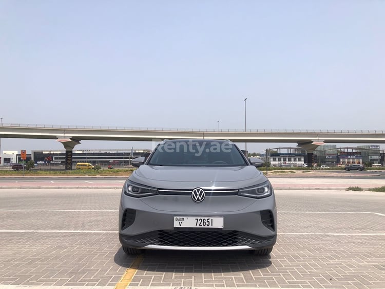 اللون الرمادي Volkswagen ID.4 للإيجار في دبي 7