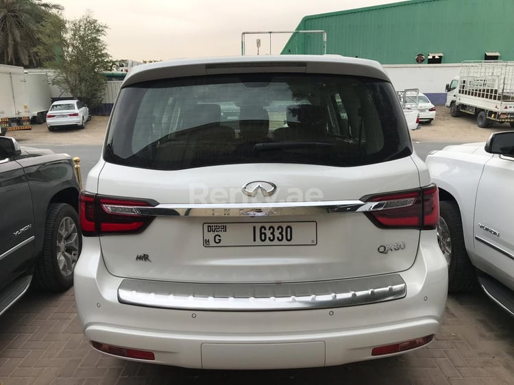 Blanc Infiniti QX80 en location à Sharjah 2