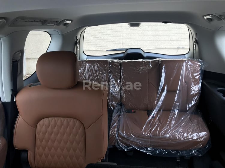 أبيض Infiniti QX80 للإيجار في دبي 6