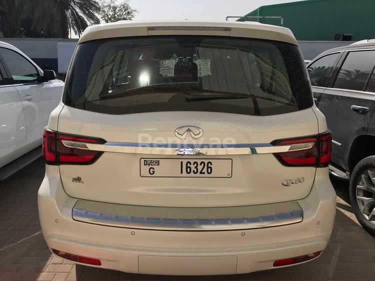 أبيض Infiniti QX80 للإيجار في دبي 2