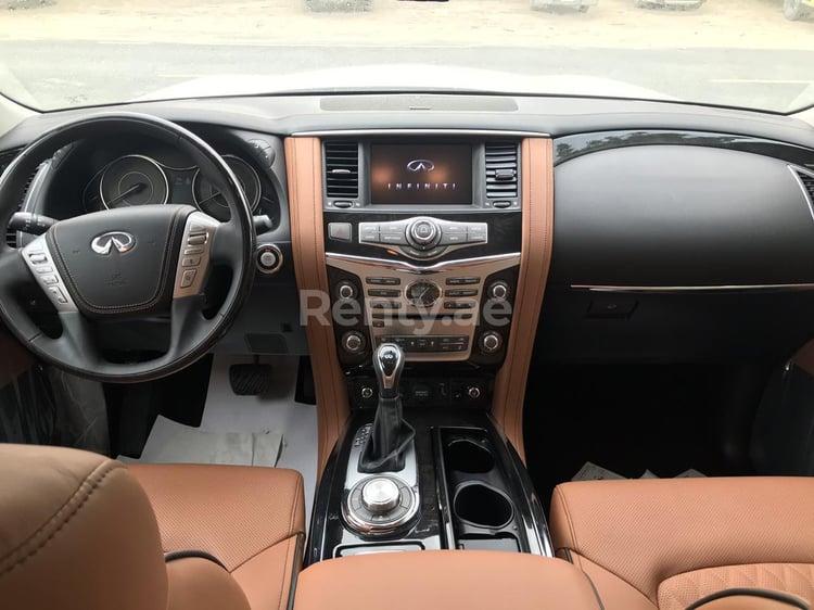 Weiß Infiniti QX80 zur Miete in Dubai 4