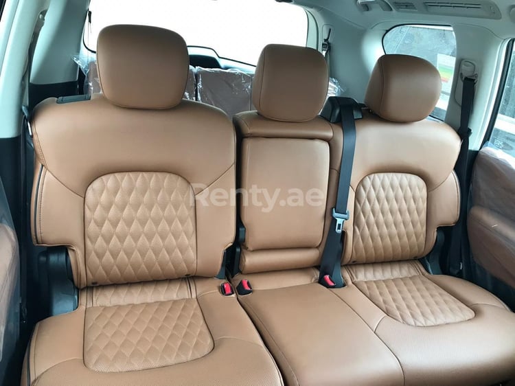 Blanco Infiniti QX80 en alquiler en Sharjah 6