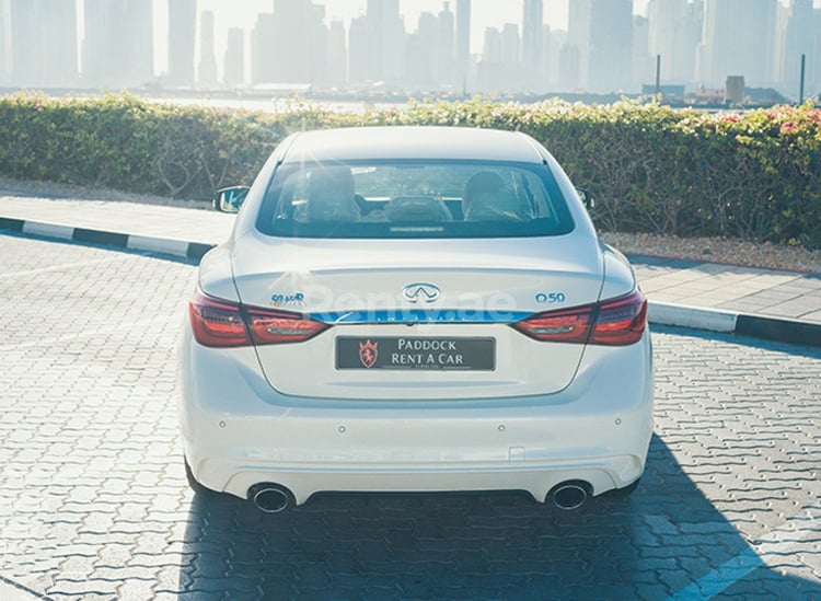 Blanc Infiniti Q50 en location à Dubai 1