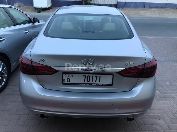 Argento Infiniti Q50 in affitto a Dubai 2