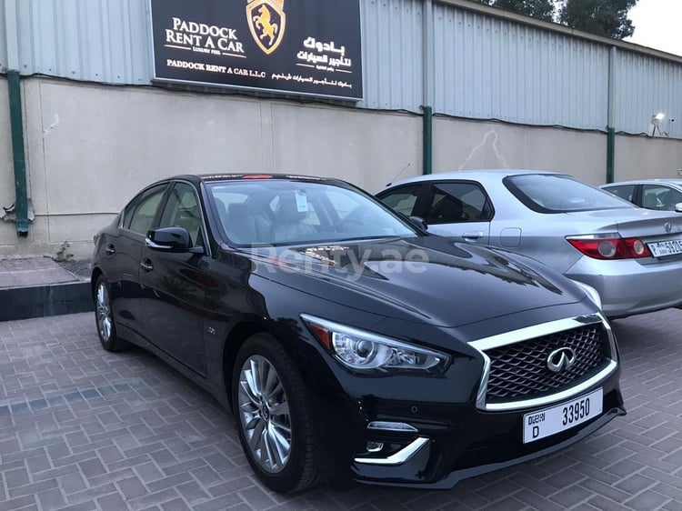 Negro Infiniti Q50 en alquiler en Abu-Dhabi 0