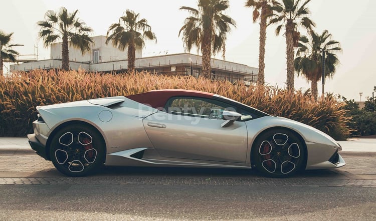 Silber Lamborghini Huracan Spyder LP-610 zur Miete in Sharjah 1