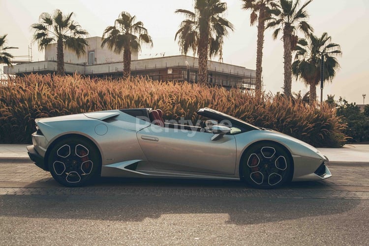 Silber Lamborghini Huracan Spyder LP-610 zur Miete in Abu-Dhabi 4