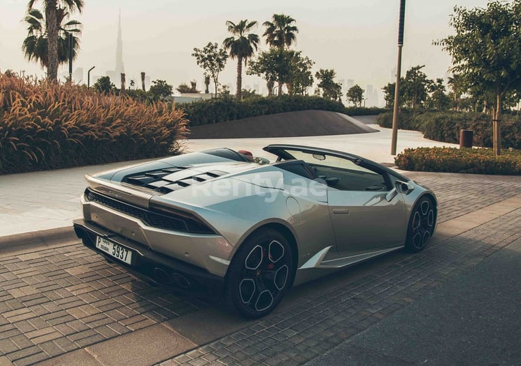 Silber Lamborghini Huracan Spyder LP-610 zur Miete in Dubai 5